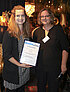 DeGEval-Nachwuchspreis 2022 Angela Wroblewski, stellvertretende Vorsitzende der DeGEval (rechts), verleiht Anja Friderich den DeGEval-Nachwuchspreis auf der DeGEval-Jahrestagung 2022 in Linz.