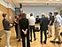 Gruppe arbeitet an Flipchart