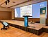 Konferenzraum mit Bühne und Leinwand